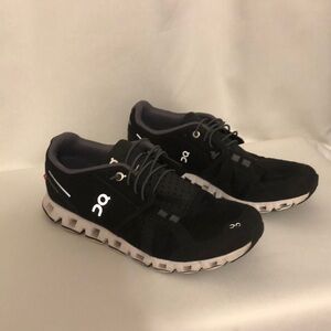 Women’s size 7.5 Oncloud cloud 5 tennis shoes.